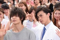 フォトセッション中に窪田正孝（左）の後ろ髪を触る勝地涼（右）。