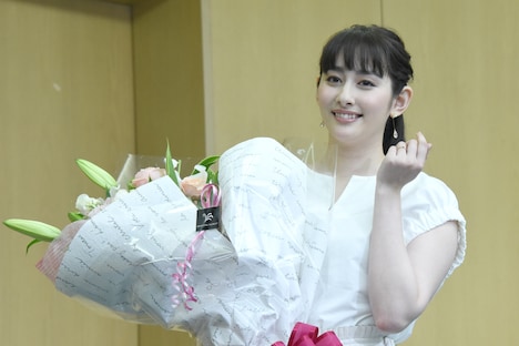 左手薬指の婚約指輪を見せる早見あかり。