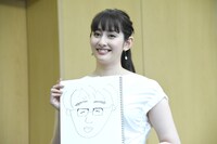 相手の似顔絵を見せる早見あかり。
