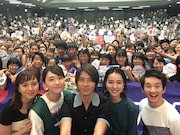 大阪会場にて、山下智久(中央)が自撮り棒で記念撮影する様子。