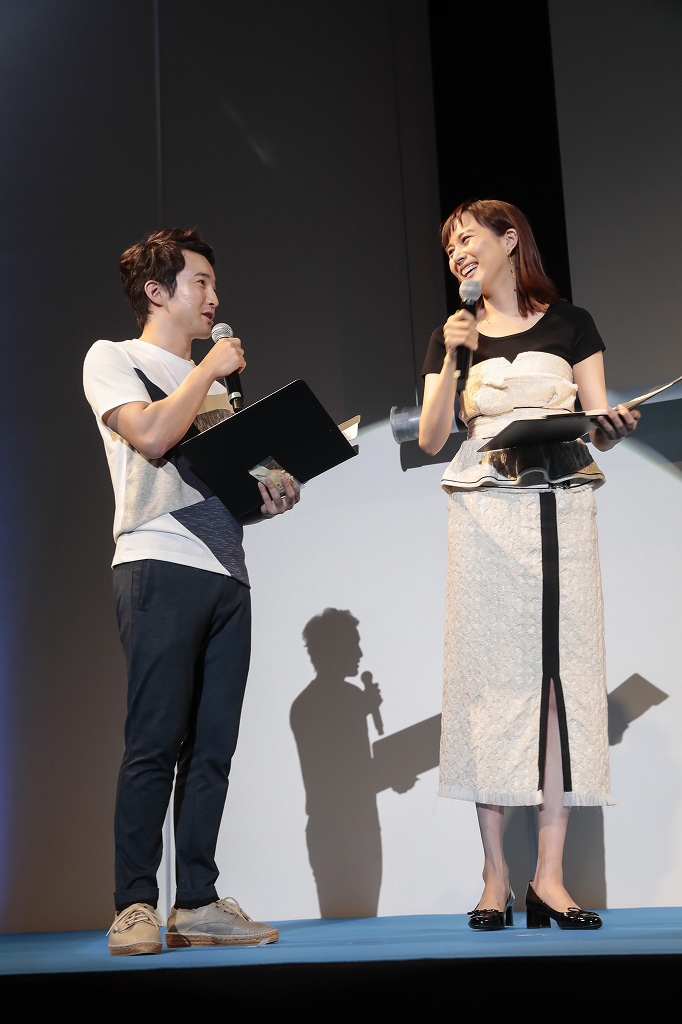 福岡会場にて、左から浅利陽介、比嘉愛未。