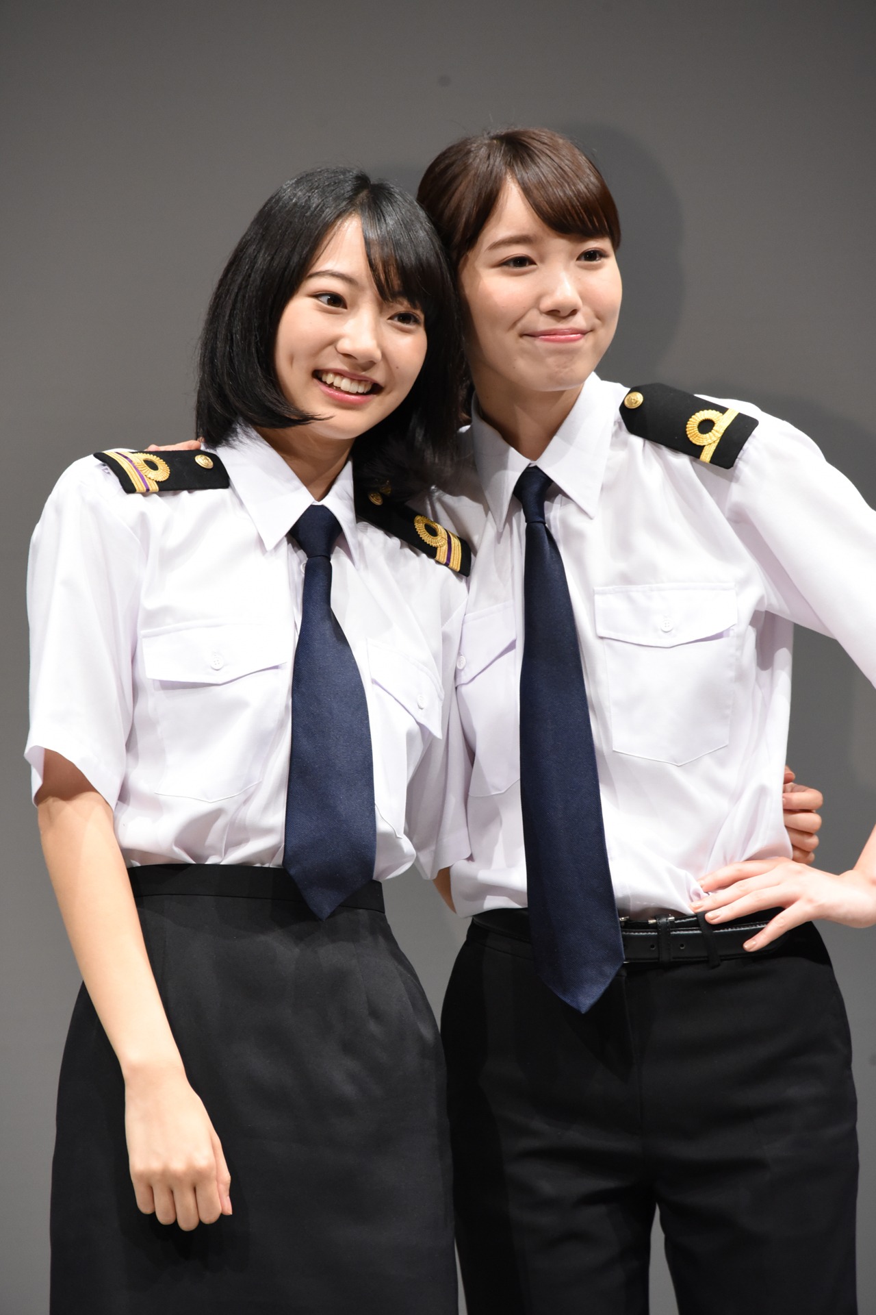 左から武田玲奈、飯豊まりえ。