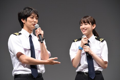 左から平岡祐太、飯豊まりえ。