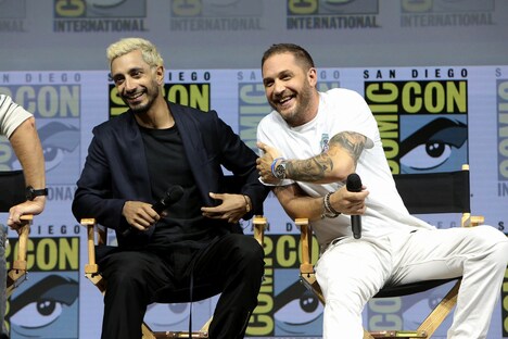 左からリズ・アーメッド、トム・ハーディ。