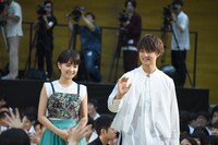 生徒たちの歓声を浴びながら登場する葵わかな（左）と佐野勇斗（右）。