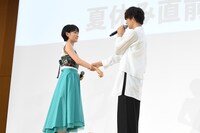 劇中のワンシーンを再現する葵わかな（左）と佐野勇斗（右）。