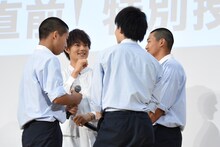 作戦会議を行う佐野勇斗（左から2番目）と生徒たち。