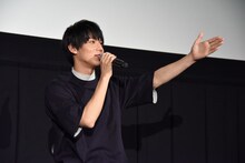 自身の名前が書かれたピンクのうちわを持っているファンを指し「ピンクの大志の方」と言う中川大志。