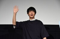 ファンに手を振る中川大志。