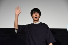 ファンに手を振る中川大志。