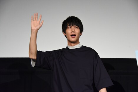 ファンに手を振る中川大志。