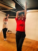 ダンスの練習に励む三吉彩花。