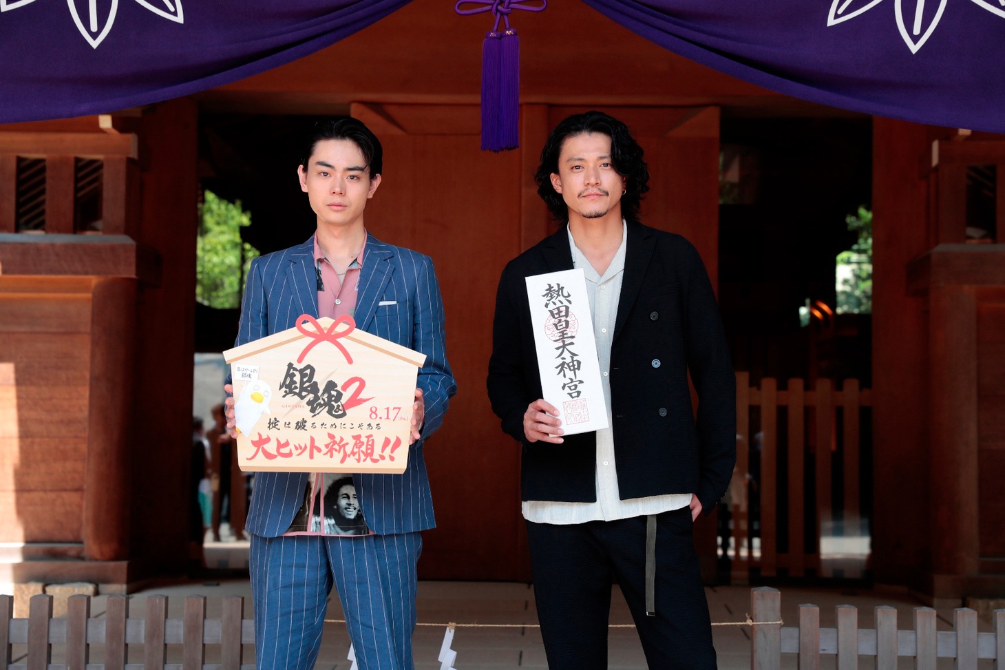 左から菅田将暉、小栗旬。