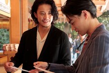 おみくじを引く小栗旬（左）と菅田将暉（右）。