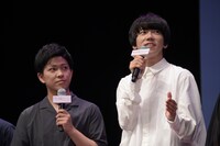 楽曲制作秘話を明かす片岡健太（右）。