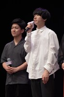 楽曲制作秘話を明かす片岡健太（右）。