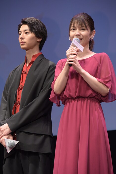 左から高杉真宙、Lynn。