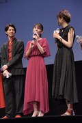 左から高杉真宙、Lynn、藤井ゆきよ。