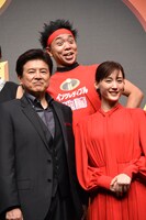 三浦友和（左）と綾瀬はるか（右）の間から顔を出すサンシャイン池崎。