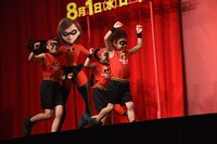 サンシャイン池崎に駆け寄るキッズダンサーたち。