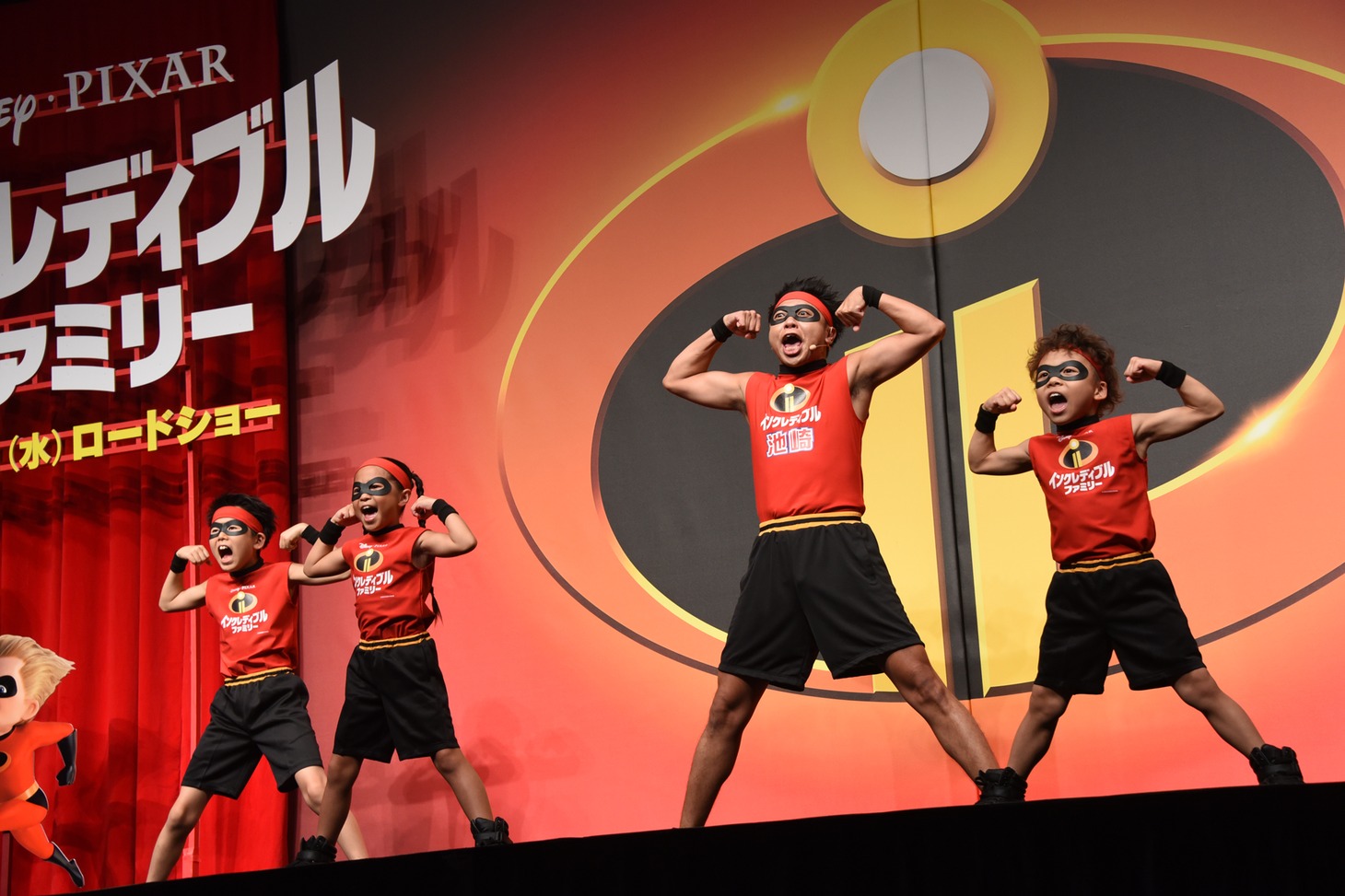 キッズダンサーと踊るサンシャイン池崎。