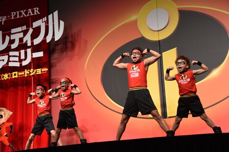 「インクレ・ヒーロー・ダンス」を披露する“インクレディブル”池崎とキッズダンサー。