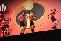 キッズダンサーと踊るサンシャイン池崎。