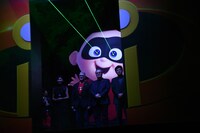 ジャック・ジャックの能力にちなんだ緑のレーザーショー。