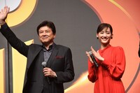 左から三浦友和、綾瀬はるか。