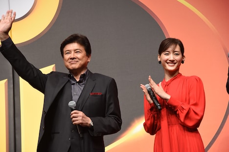 左から三浦友和、綾瀬はるか。