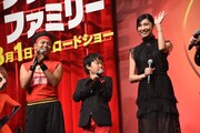 左からサンシャイン池崎、山崎智史、黒木瞳。