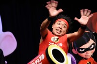 手を振るサンシャイン池崎。