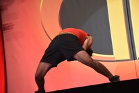 仰け反るサンシャイン池崎。