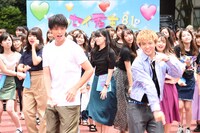 「I Want YouBack」に合わせて踊る竹内涼真（左）、佐藤大樹（右）。