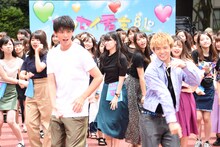 「I Want YouBack」に合わせて踊る竹内涼真（左）、佐藤大樹（右）。