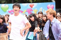 「I Want YouBack」に合わせて踊る竹内涼真（左）、佐藤大樹（右）。