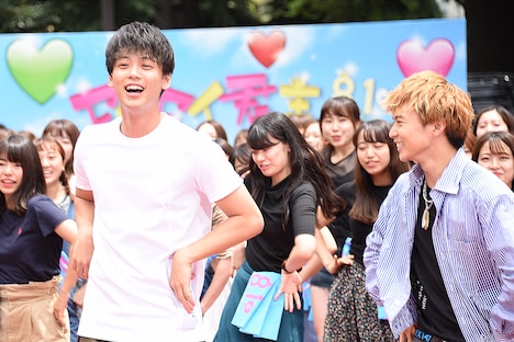 「I Want YouBack」に合わせて踊る竹内涼真（左）、佐藤大樹（右）。