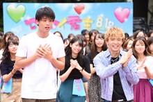 「I Want YouBack」に合わせて踊る竹内涼真（左）、佐藤大樹（右）。