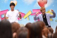 「I Want YouBack」に合わせて踊る竹内涼真（左）、佐藤大樹（右）。