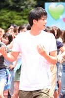 「I Want YouBack」に合わせて踊る竹内涼真。