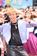 「I Want YouBack」に合わせて踊る佐藤大樹。