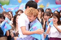 抱き合う竹内涼真（左）と佐藤大樹（右）。