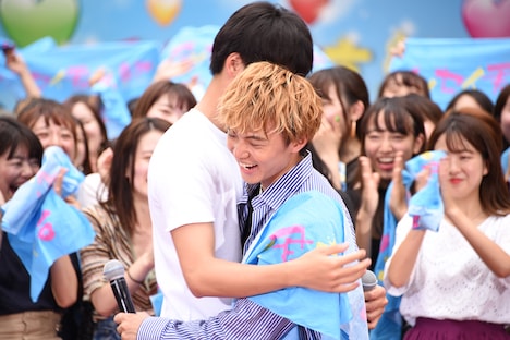 抱き合う竹内涼真（左）と佐藤大樹（右）。