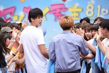 「水飲んでね！」と学生に水分補給を促す竹内涼真（左）、佐藤大樹（右）。