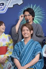 自己紹介の際、慌ててメガネをかける越智友己（後列右）。