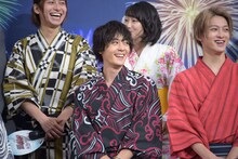 犬飼貴丈（手前）