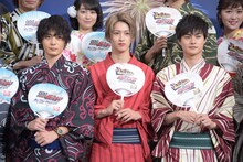 前列左から犬飼貴丈、伊藤あさひ、結木滉星。