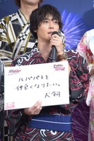 “打ち明け話”にフリップで答える犬飼貴丈。