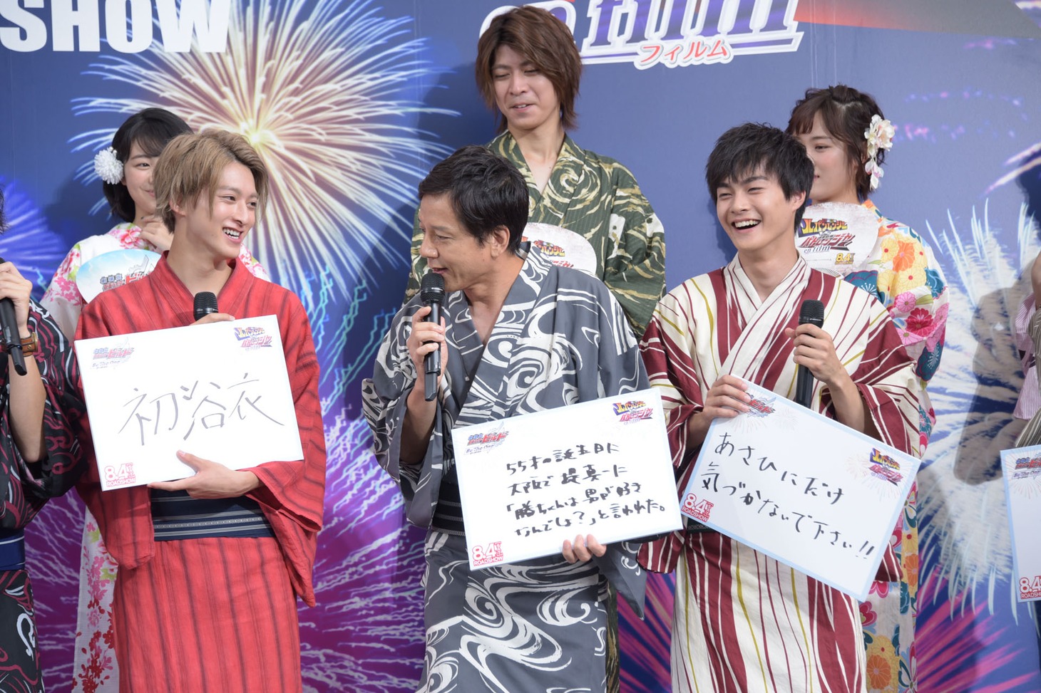 伊藤あさひ（前列左）と結木滉星（前列右）の間に割り込む勝村政信（前列中央）。