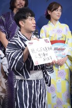 “打ち明け話”にフリップで答える藤井隆。